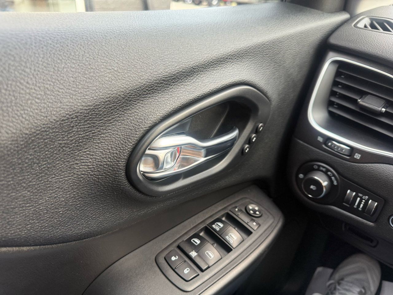 Used 2019 Jeep Cherokee Trailhawk image 32