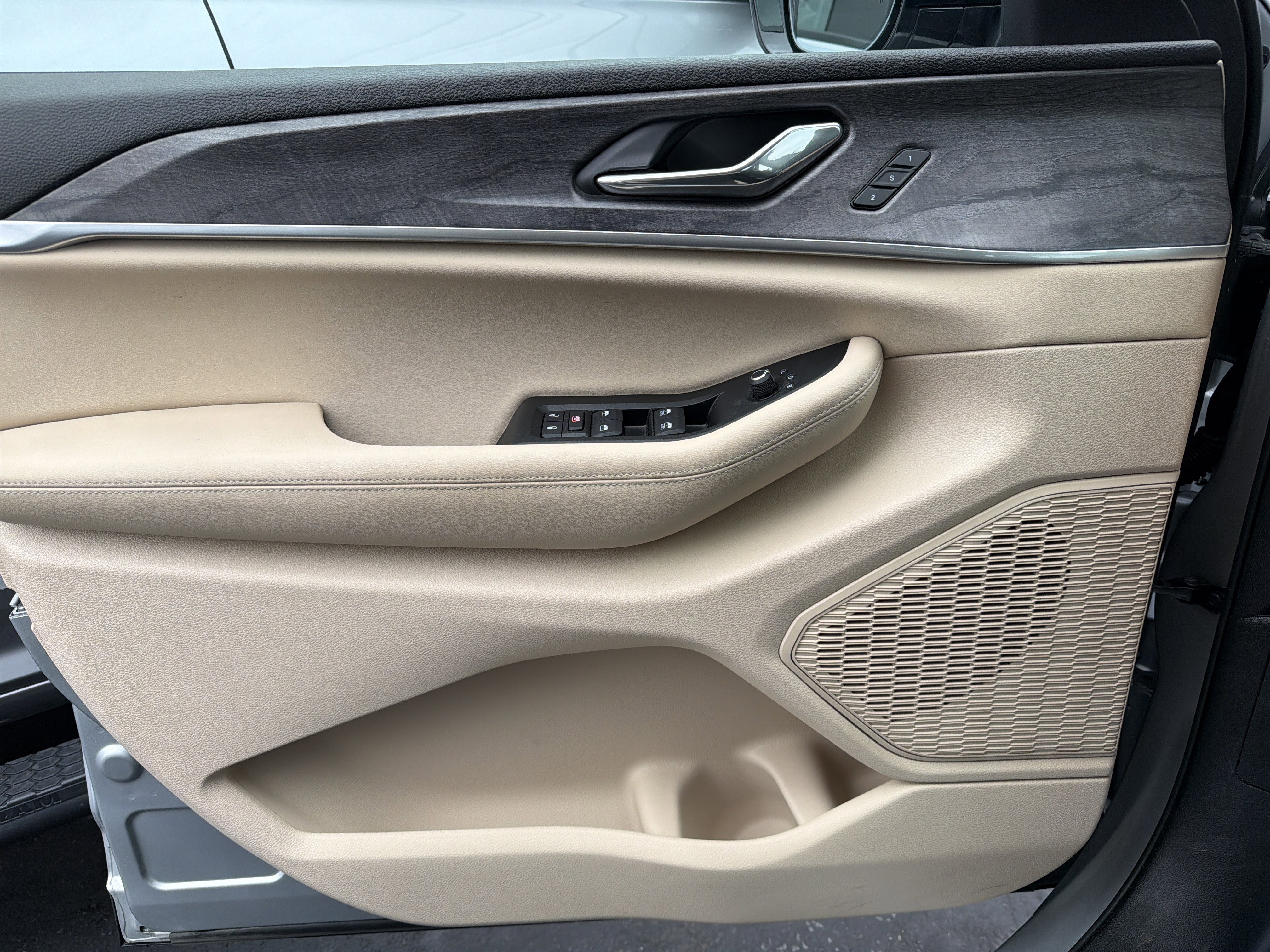 Certified 2025 Jeep Grand Cherokee L Limited w/ Luxury Tech Group II image 34