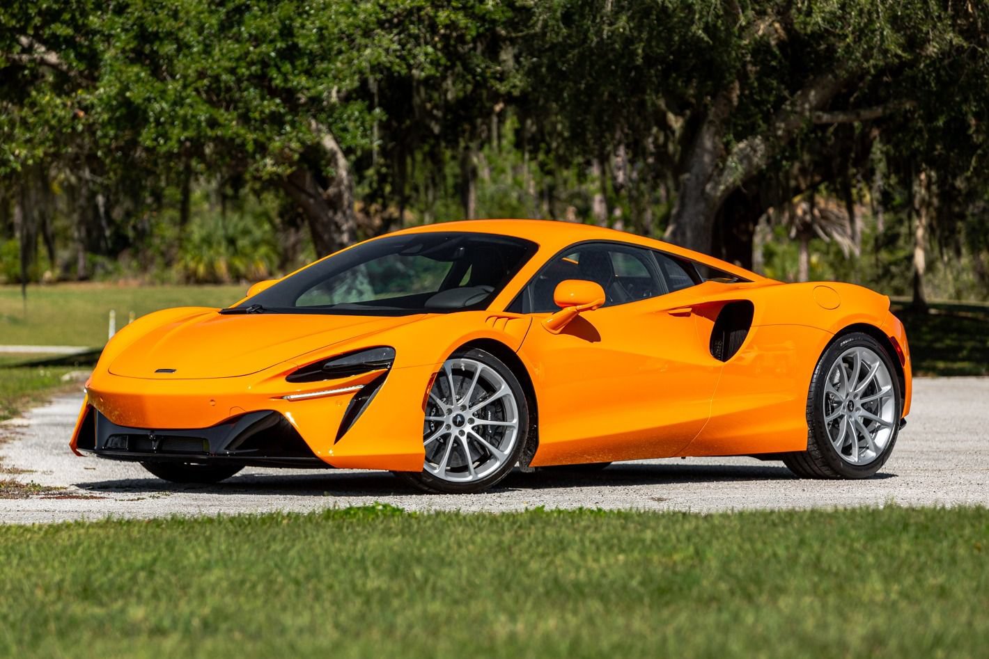 Used 2024 McLaren Artura RWD image 9