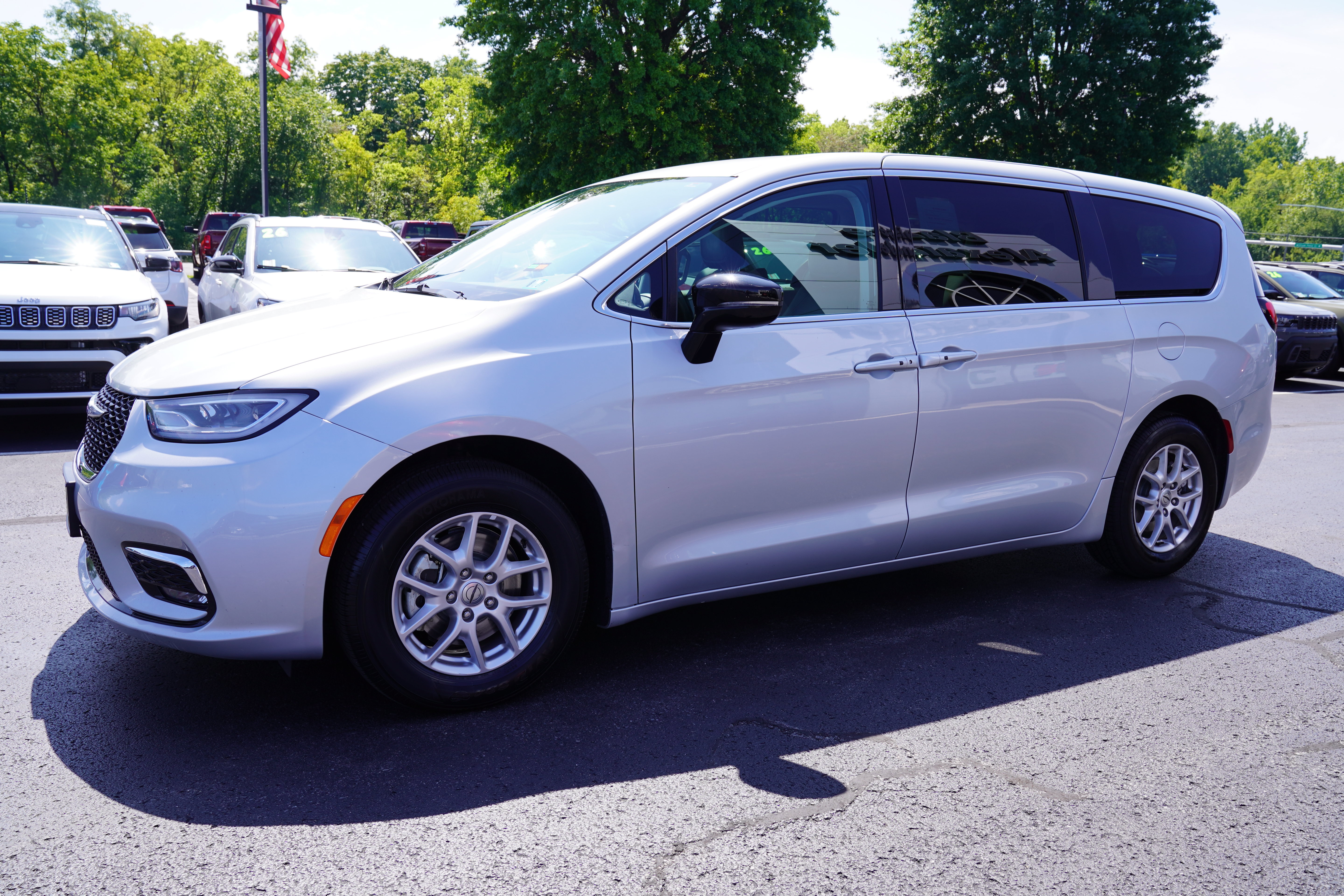 Used 2024 Chrysler Pacifica Touring-L FWD image 11