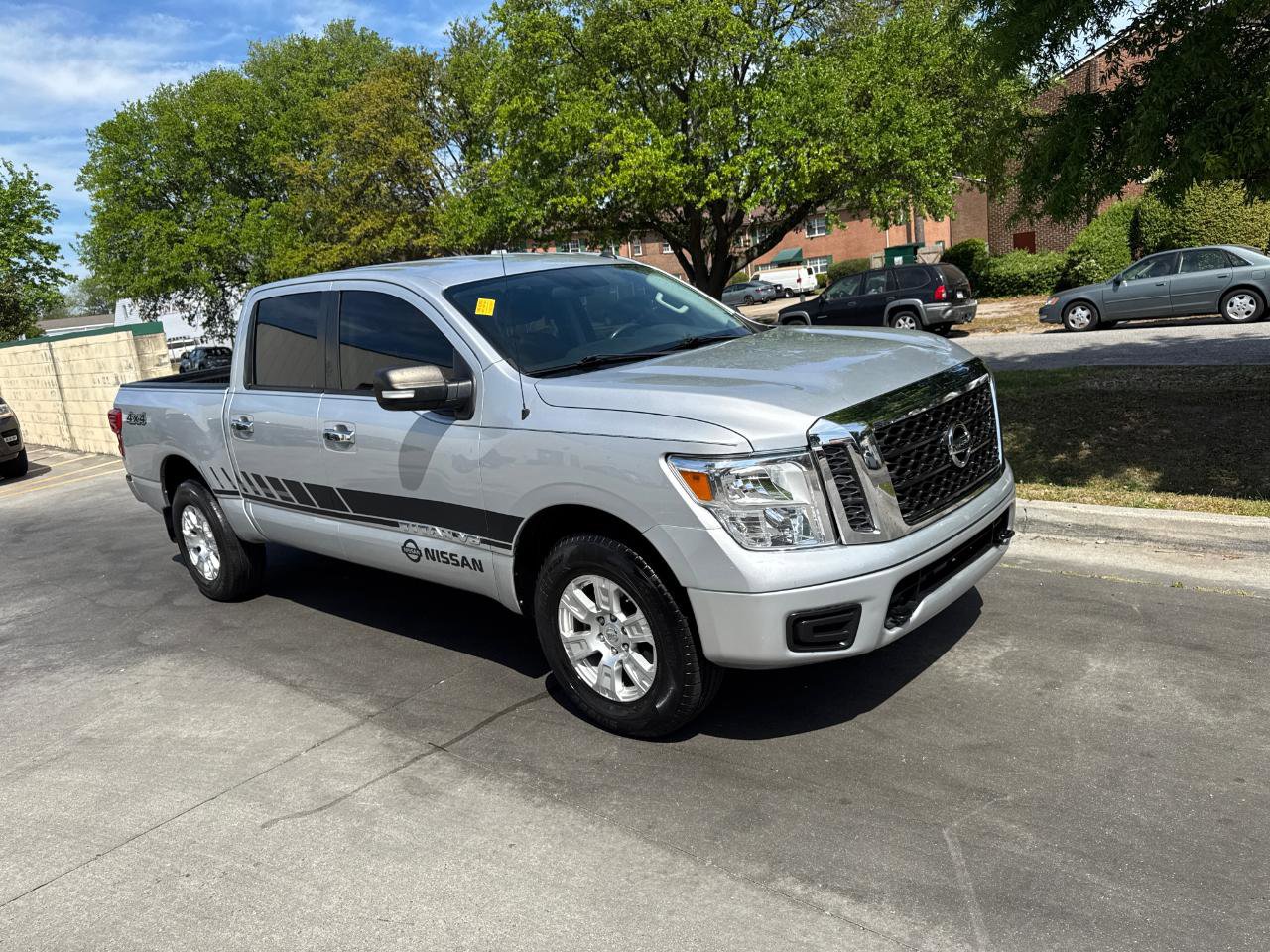 Used 2019 Nissan Titan SV AWD/4WD image 7