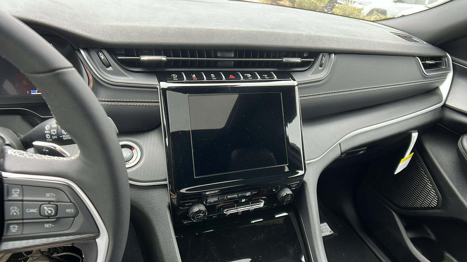 New 2025 Jeep Grand Cherokee L Altitude image 26