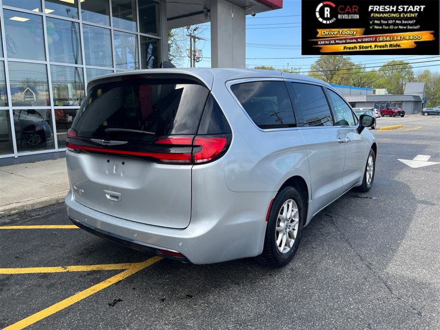Used 2024 Chrysler Pacifica Touring-L image 8