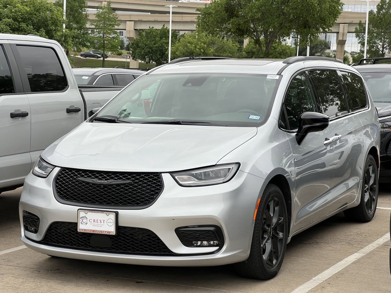 Used 2023 Chrysler Pacifica Limited w/ Uconnect Theater Family Group FWD image 1