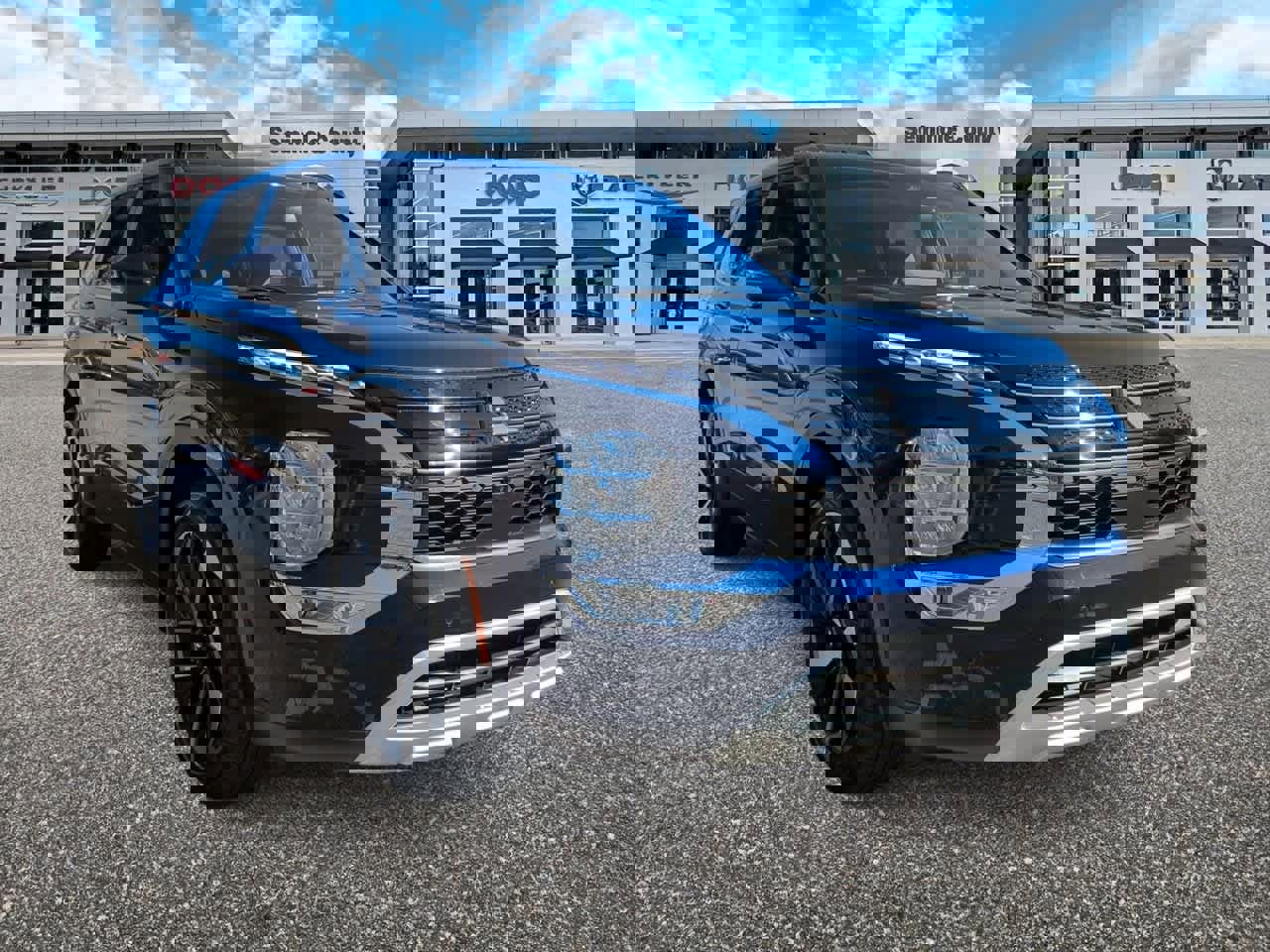 Used 2024 Mitsubishi Outlander SE image 2