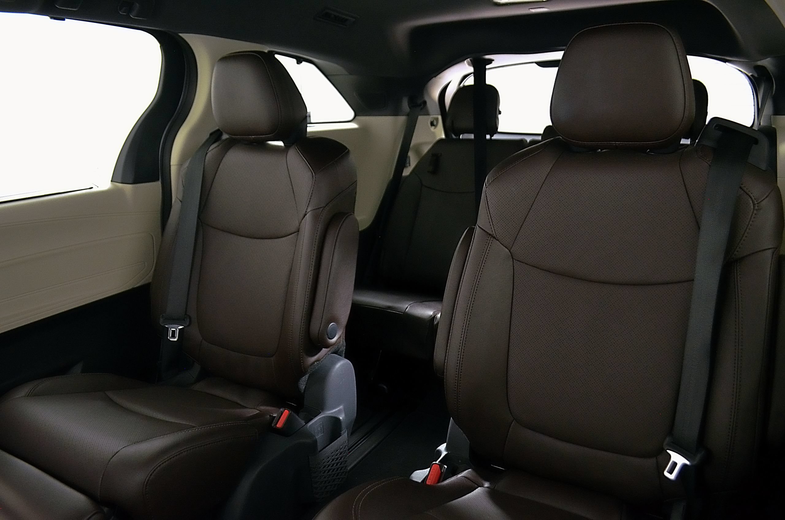 Used 2024 Toyota Sienna Platinum FWD image 18