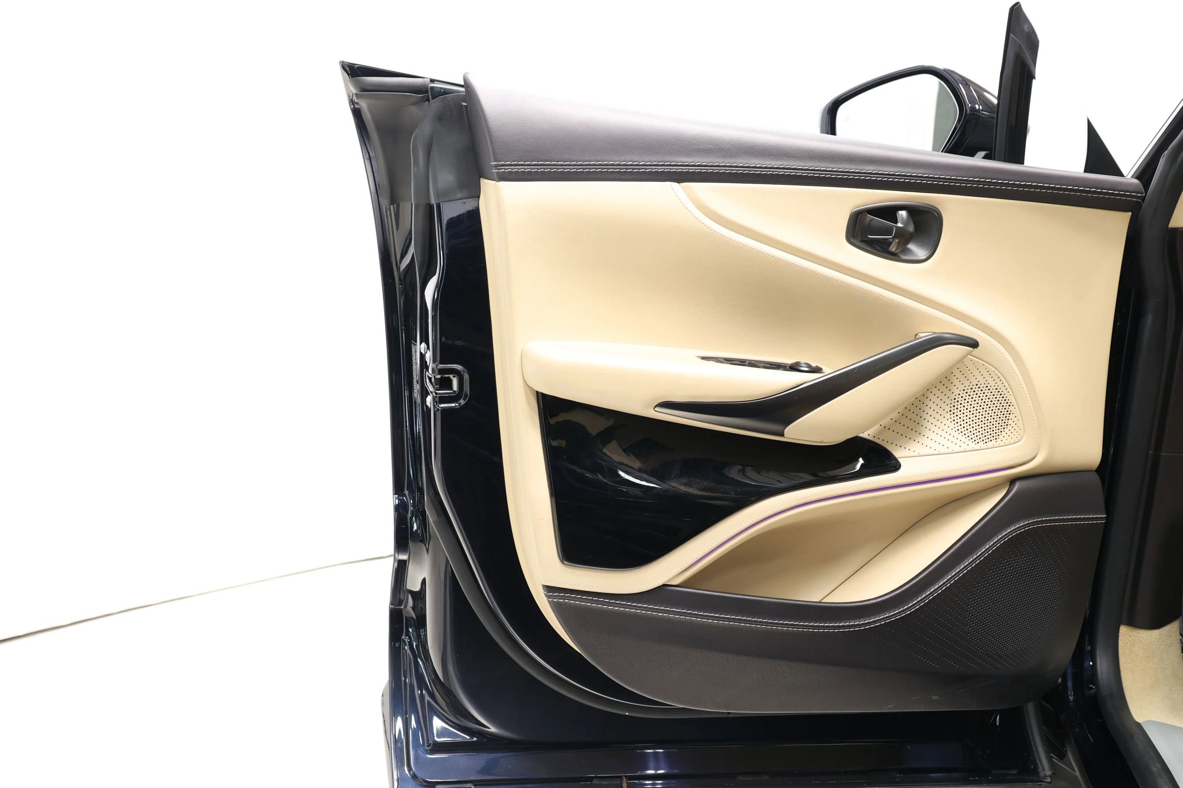 Used 2021 Aston Martin DBX image 9