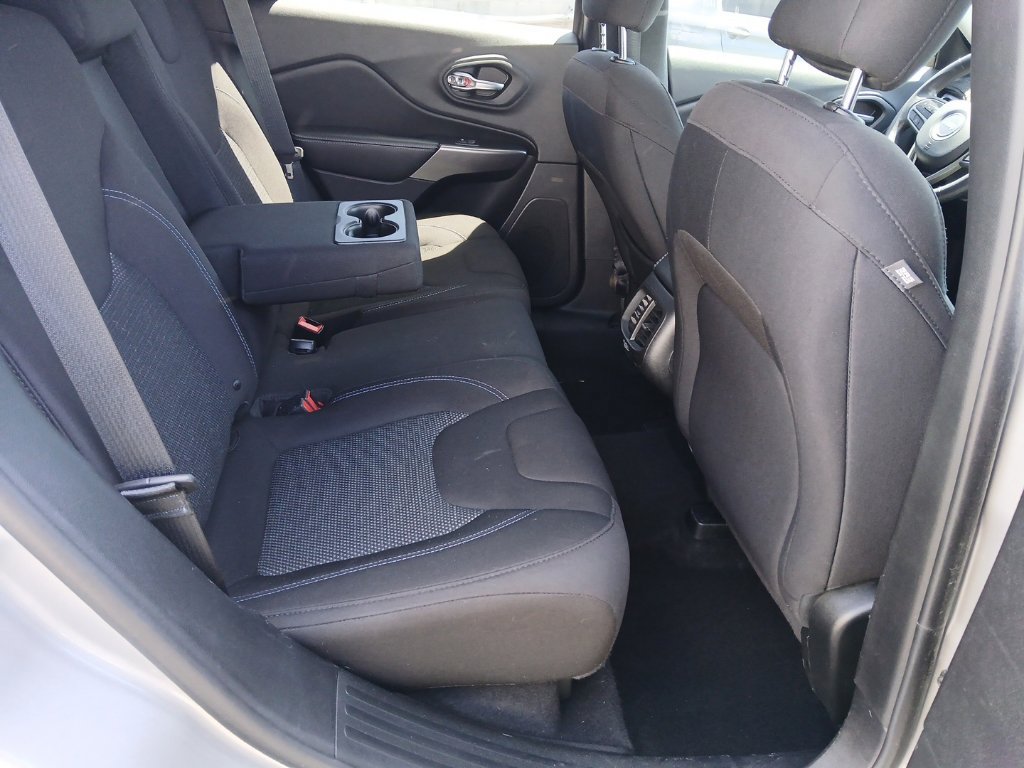 Used 2019 Jeep Cherokee Latitude w/ Popular Appearance Group AWD/4WD image 9