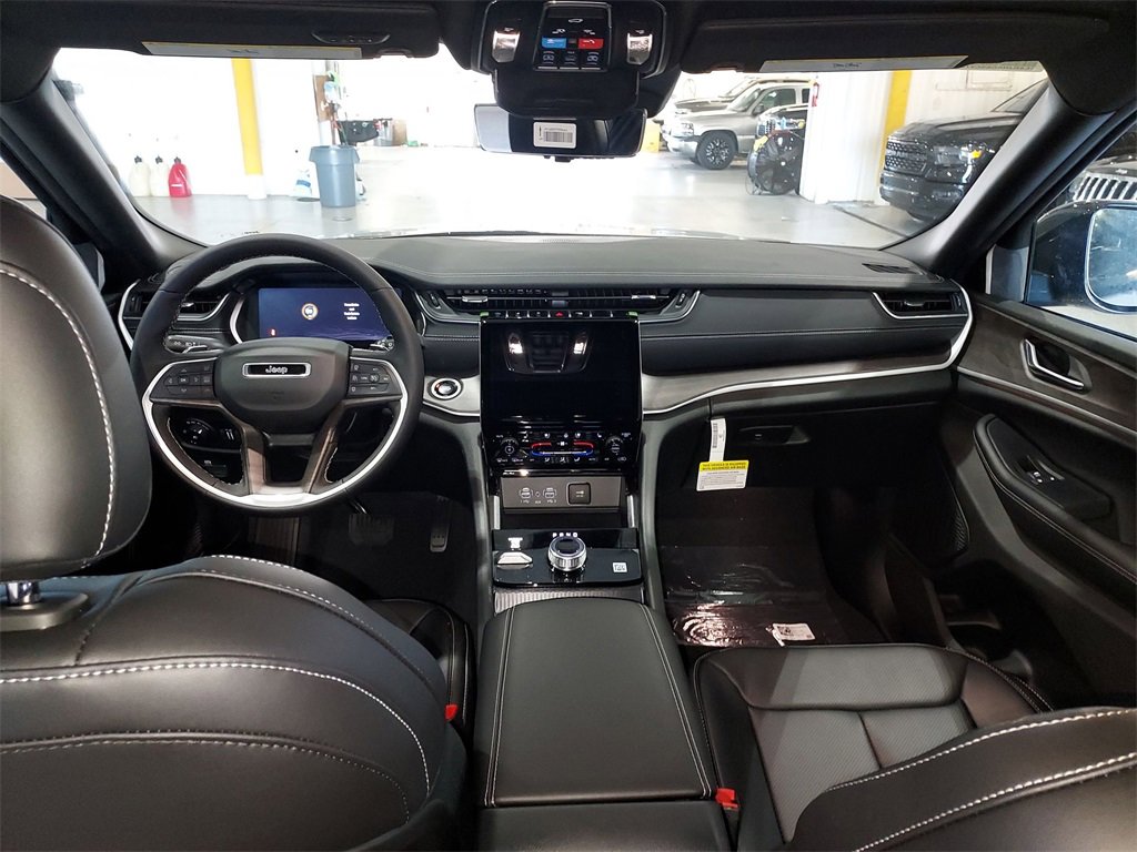 New 2025 Jeep Grand Cherokee Limited w/ Luxury Tech Group II image 10