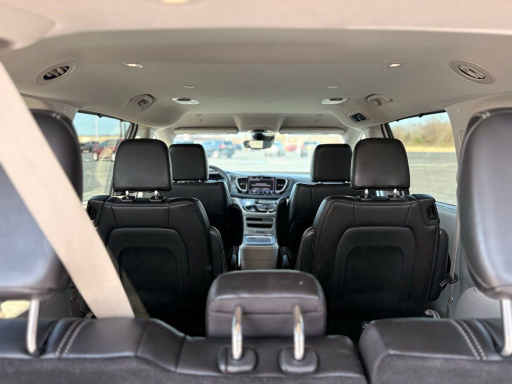 Used 2023 Chrysler Pacifica Touring-L FWD image 12