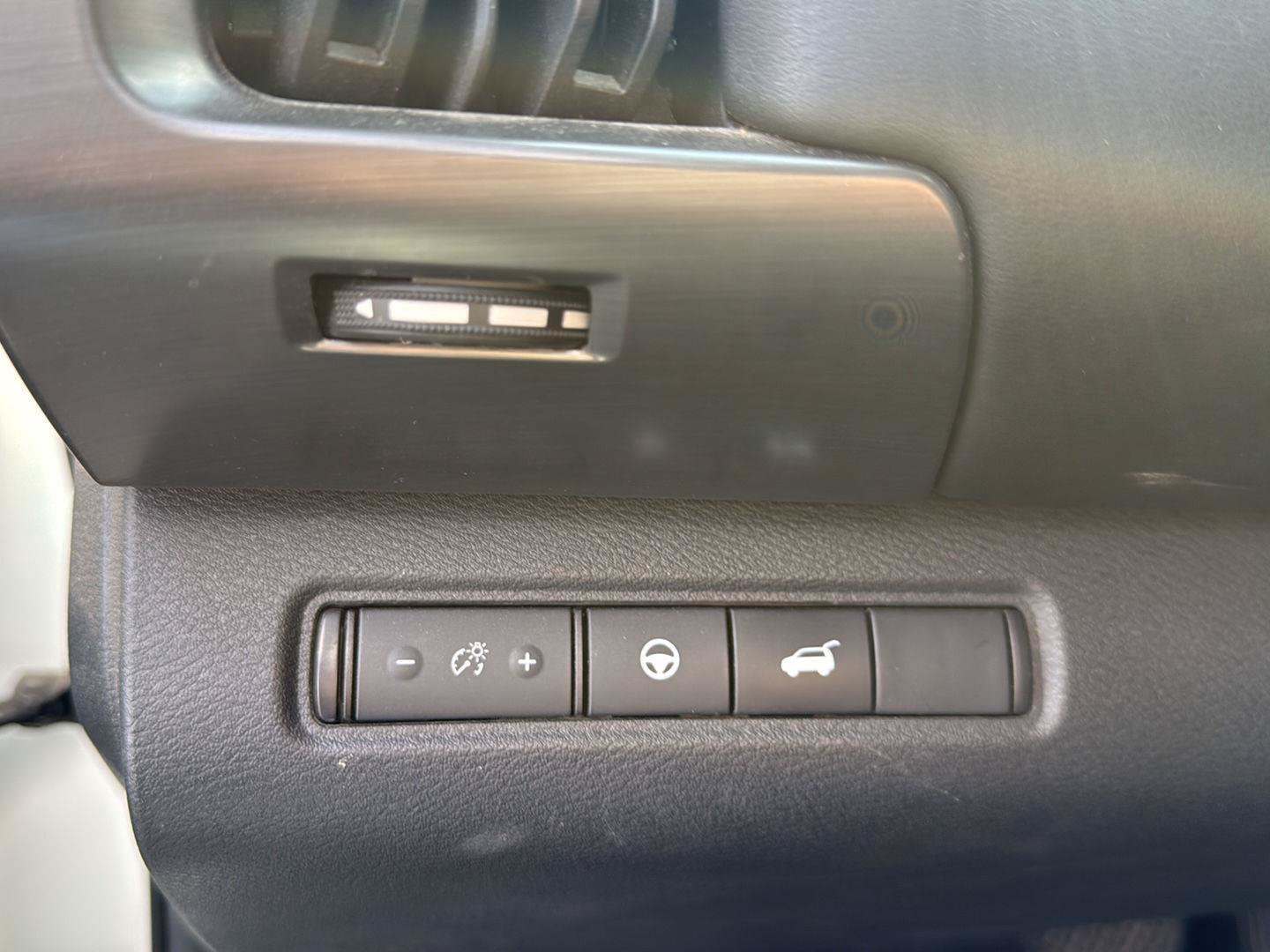 Used 2024 Nissan Pathfinder SL FWD image 11