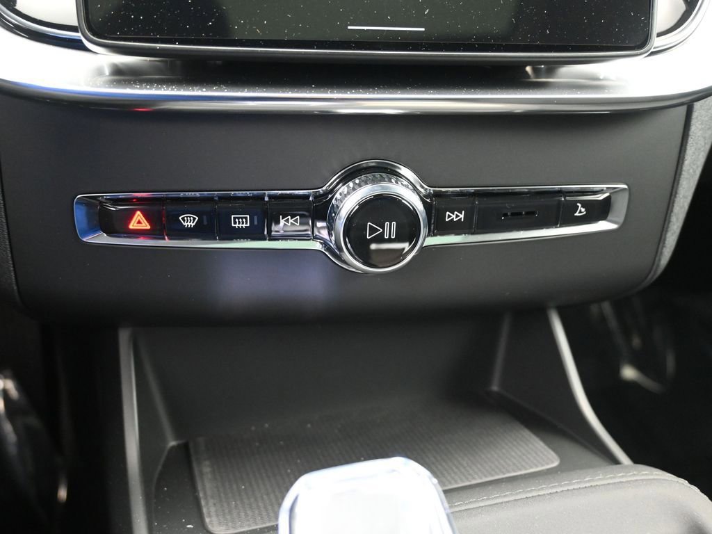 New 2026 Volvo XC90 B5 Plus w/ Protection Package AWD/4WD image 15