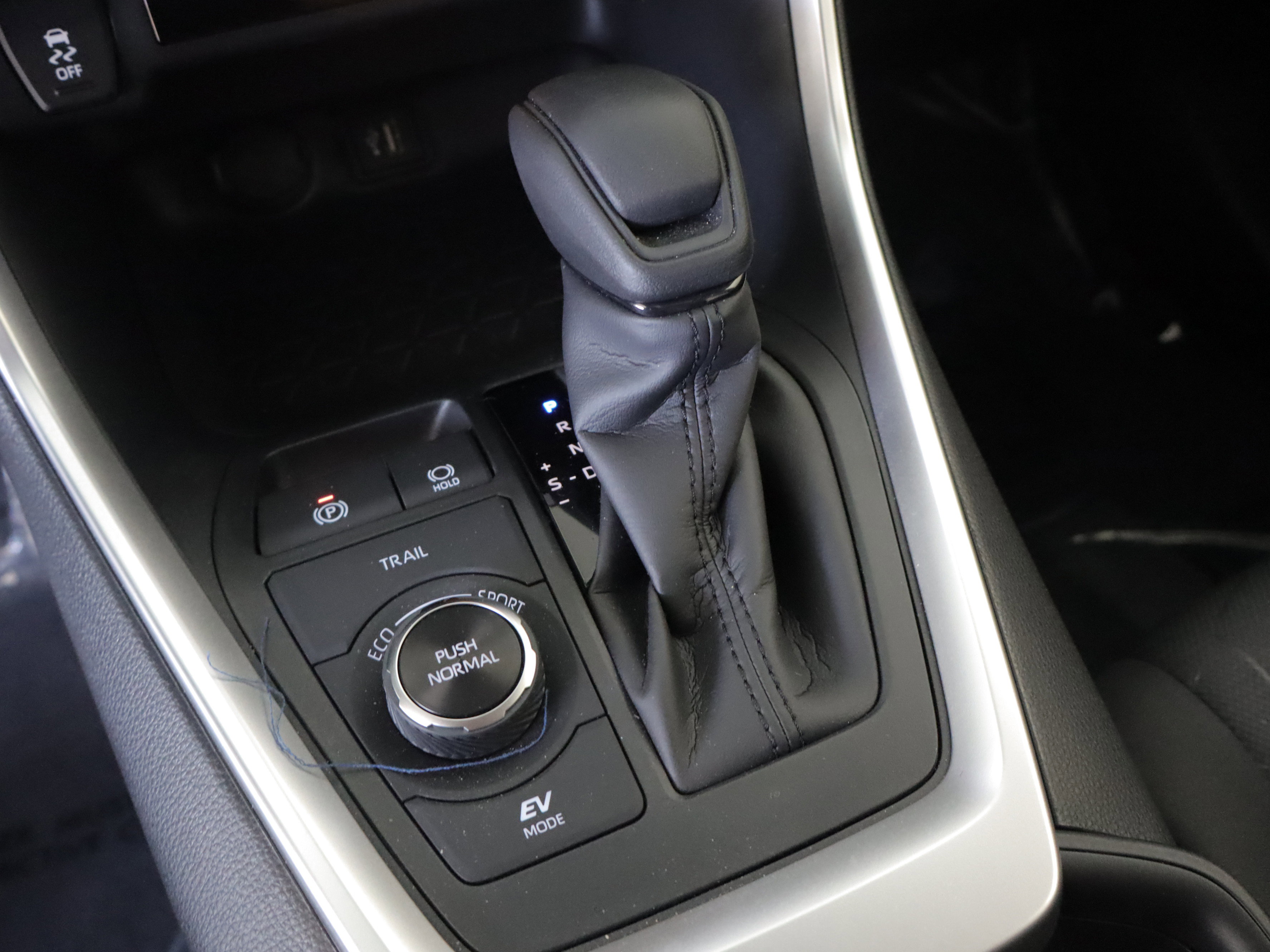 Used 2025 Toyota RAV4 XLE w/ Convenience Package image 18