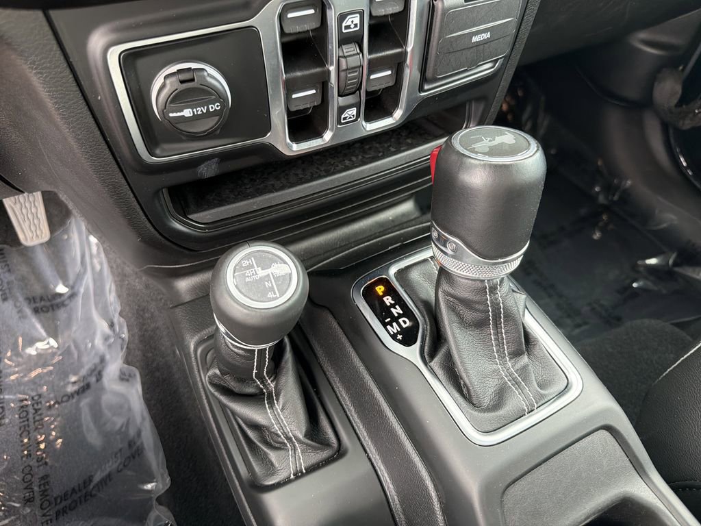 Used 2023 Jeep Wrangler Unlimited Sahara w/ Cold Weather Group AWD/4WD image 28