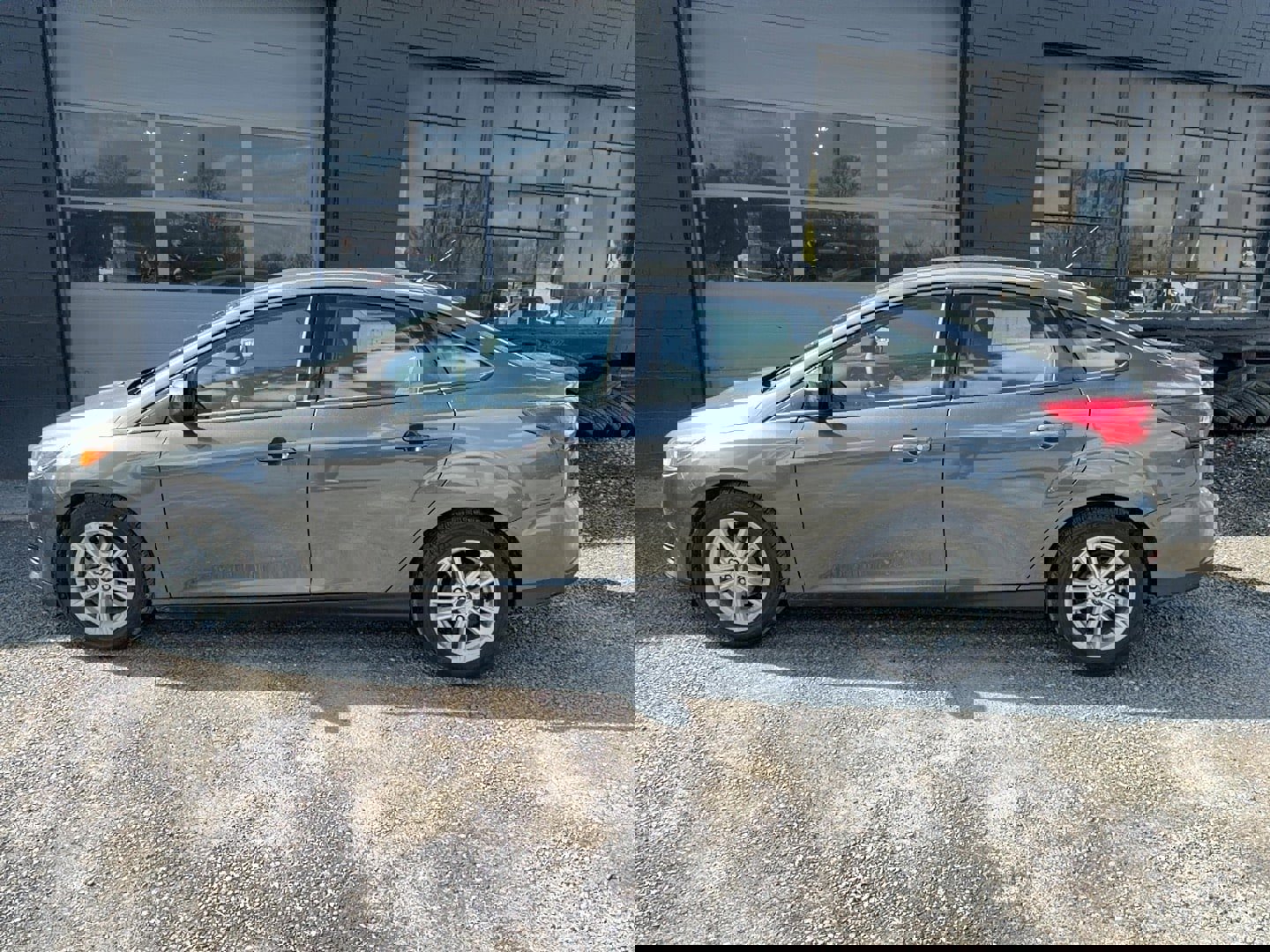 Used 2018 Ford Focus SE FWD image 2