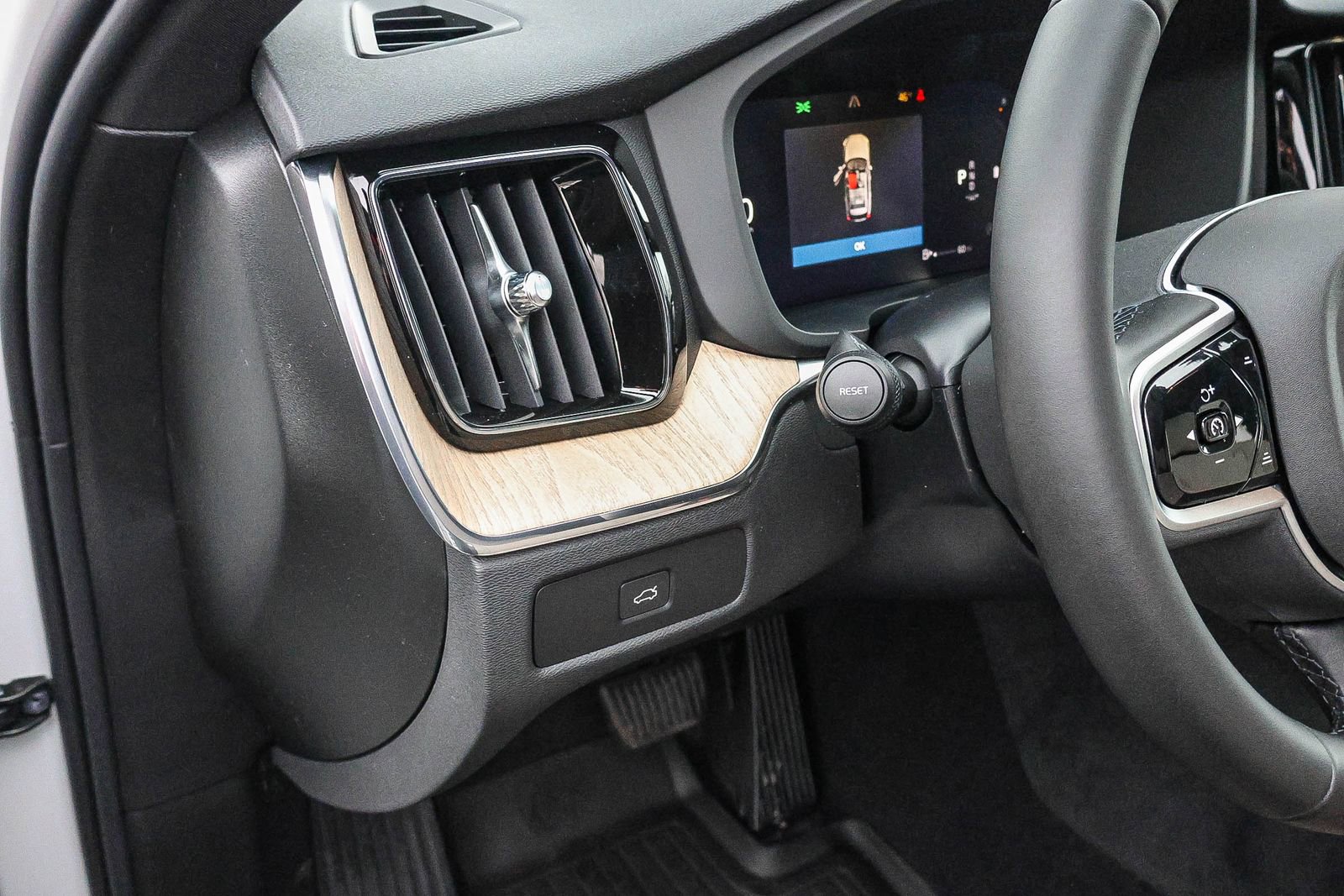 New 2026 Volvo XC60 B5 Core w/ Climate Package image 32