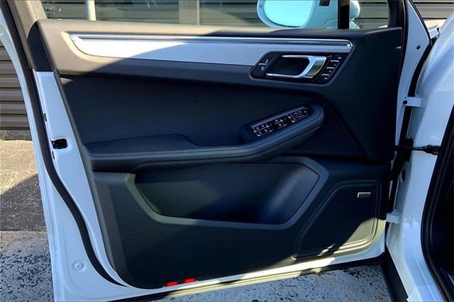 Certified 2026 Porsche Macan AWD/4WD image 27