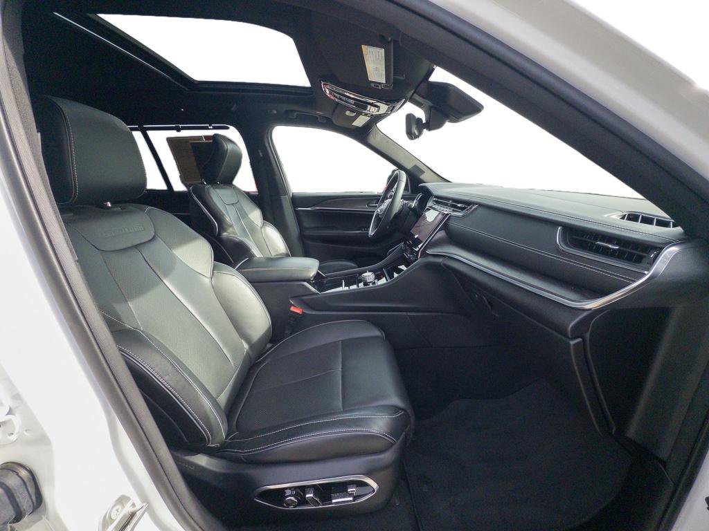 Used 2023 Jeep Grand Cherokee Overland w/ Luxury Tech Group IV image 22