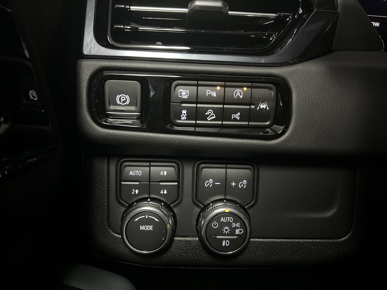 New 2026 GMC Yukon AT4 w/ AT4 Premium Package AWD/4WD image 39