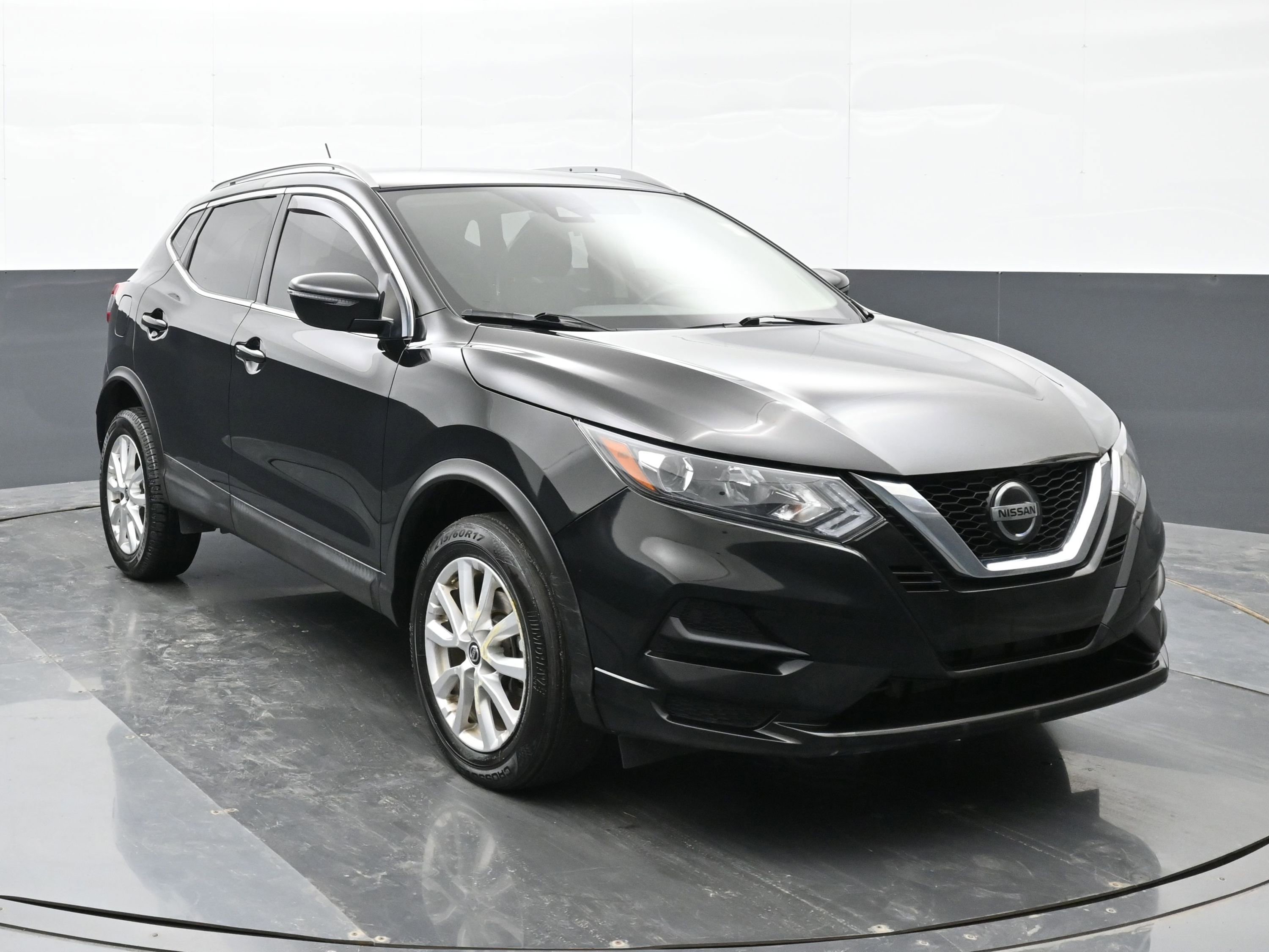 Used 2020 Nissan Rogue Sport SV image 2
