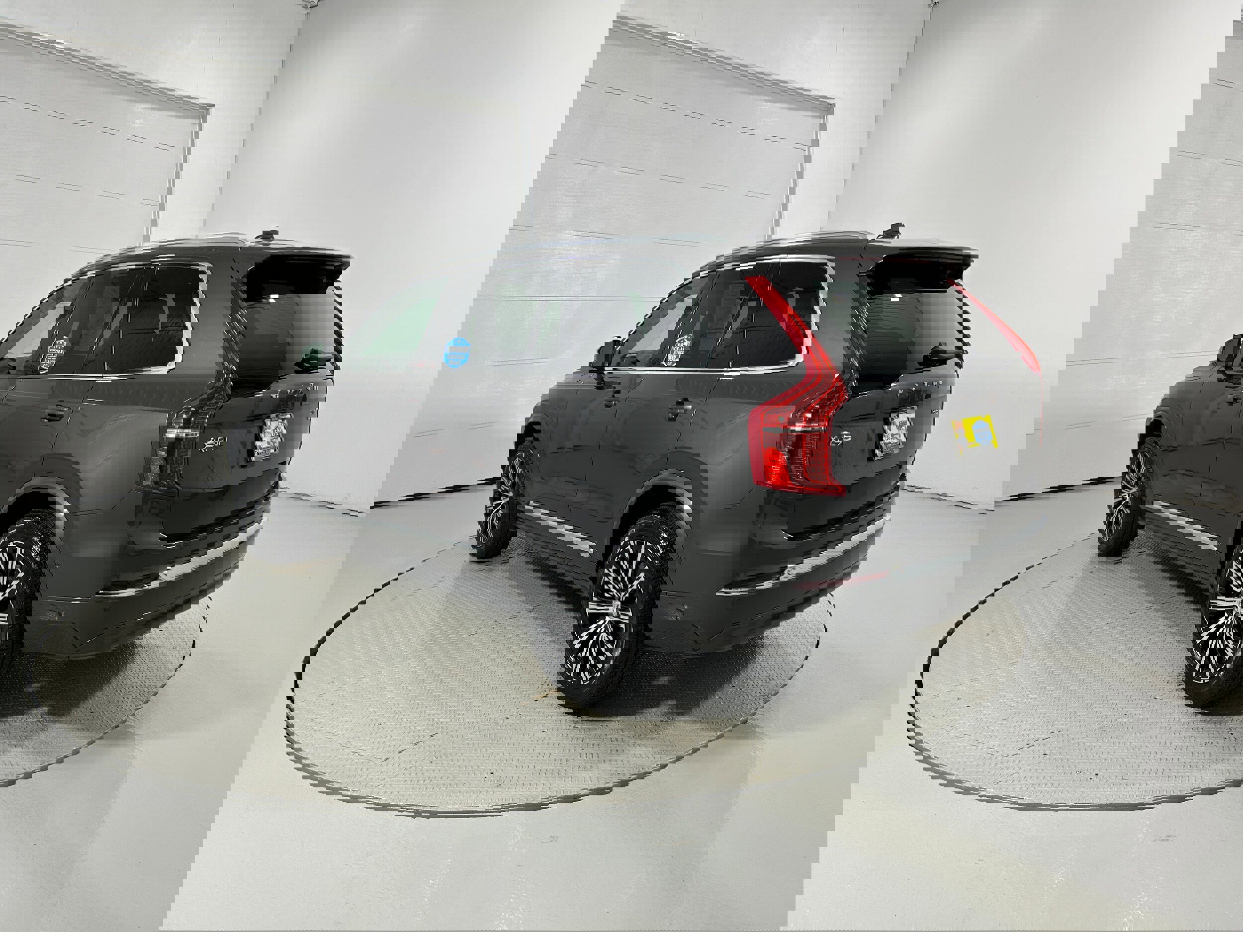 Used 2023 Volvo XC90 B6 Plus image 22