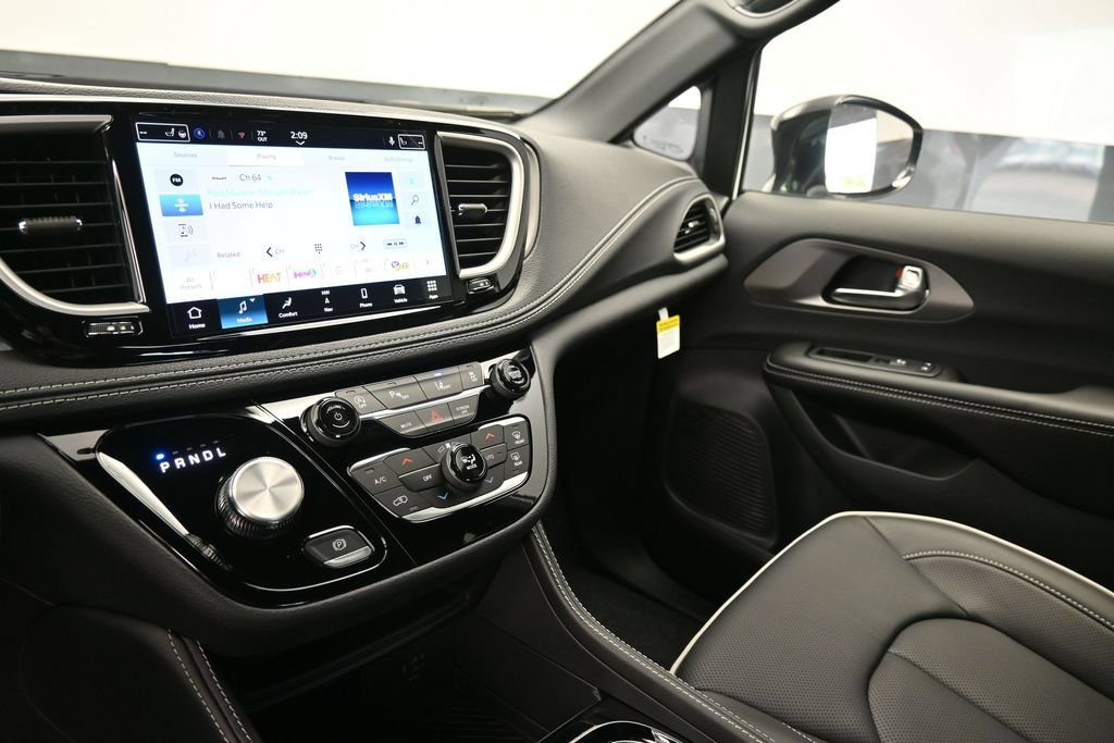 New 2027 Chrysler Pacifica Limited FWD image 19