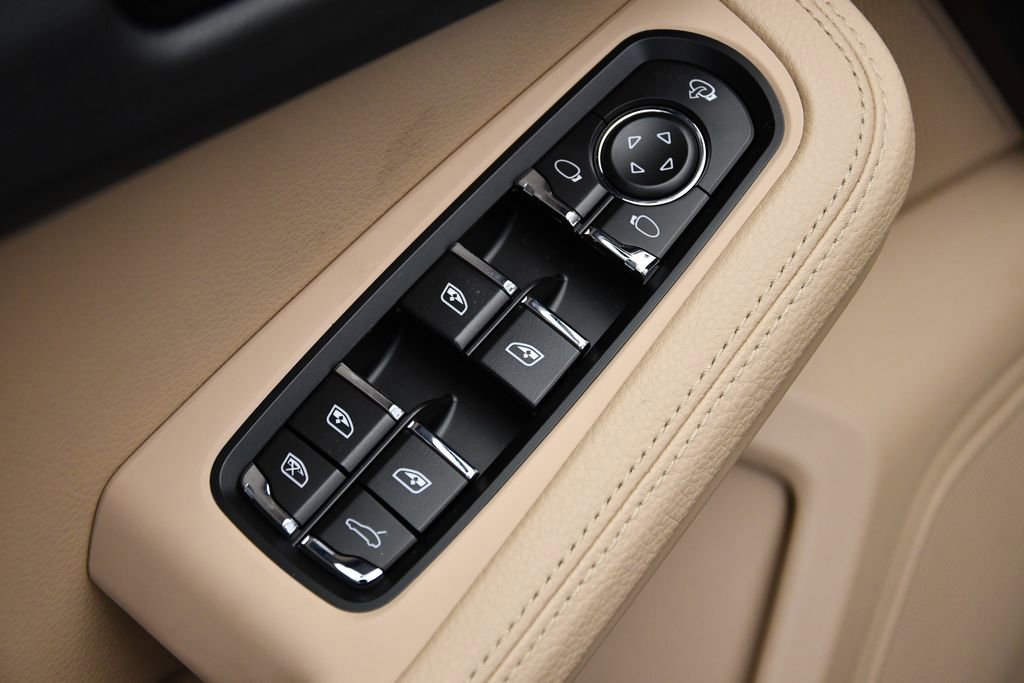 Used 2025 Porsche Macan image 34