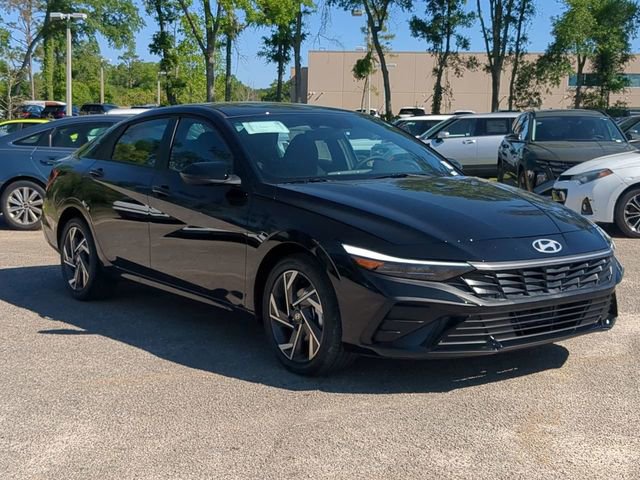 New 2025 Hyundai Elantra SEL FWD image 3