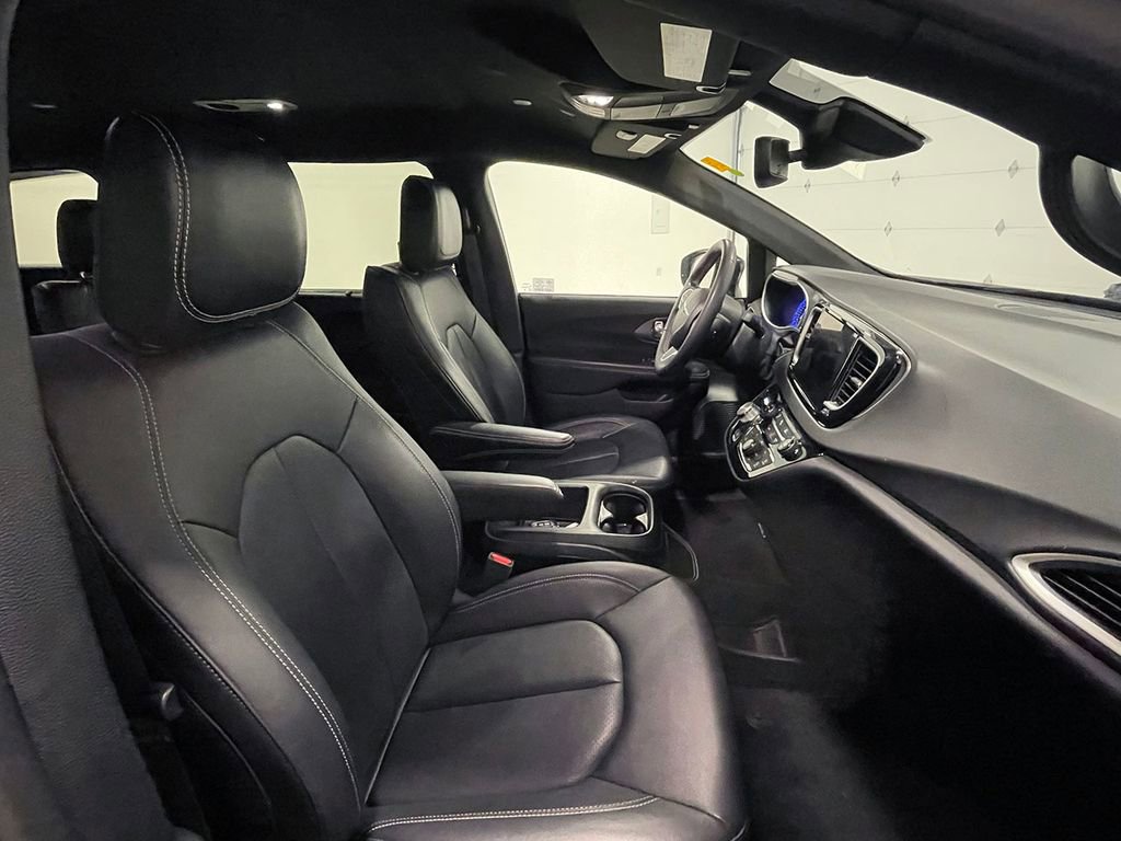 Used 2025 Chrysler Pacifica Select image 28