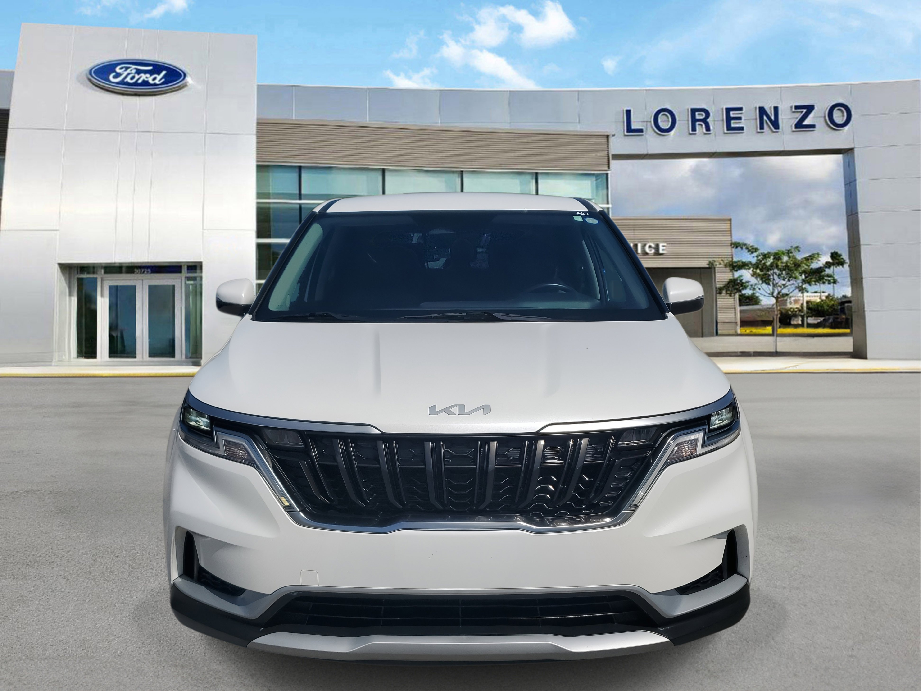 Used 2023 Kia Carnival LX image 2