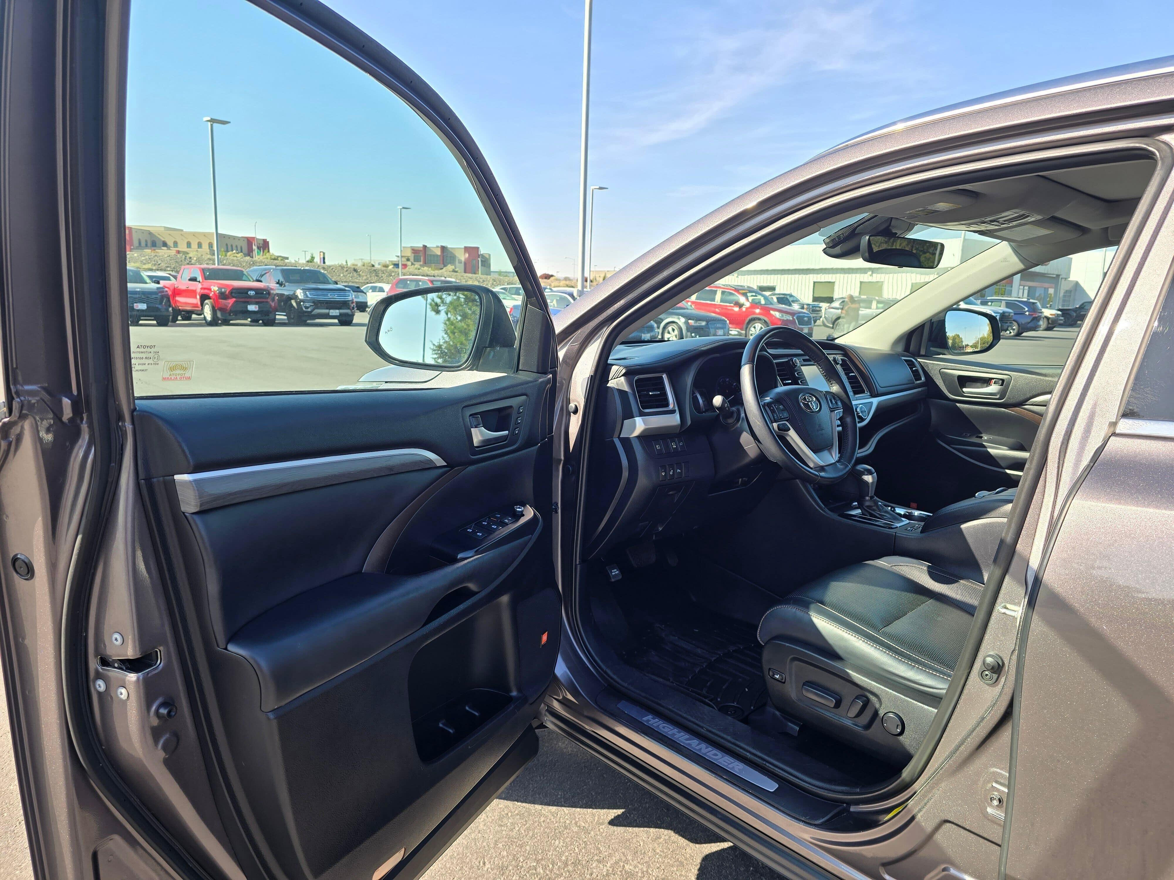 Used 2019 Toyota Highlander Limited Platinum AWD/4WD image 17