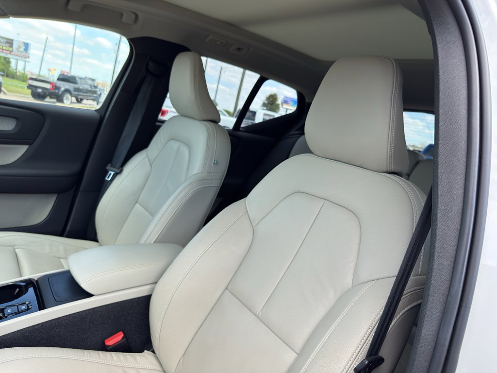 Used 2023 Volvo XC40 B4 Ultimate FWD image 12