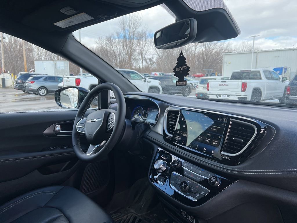 Used 2025 Chrysler Pacifica Select image 14