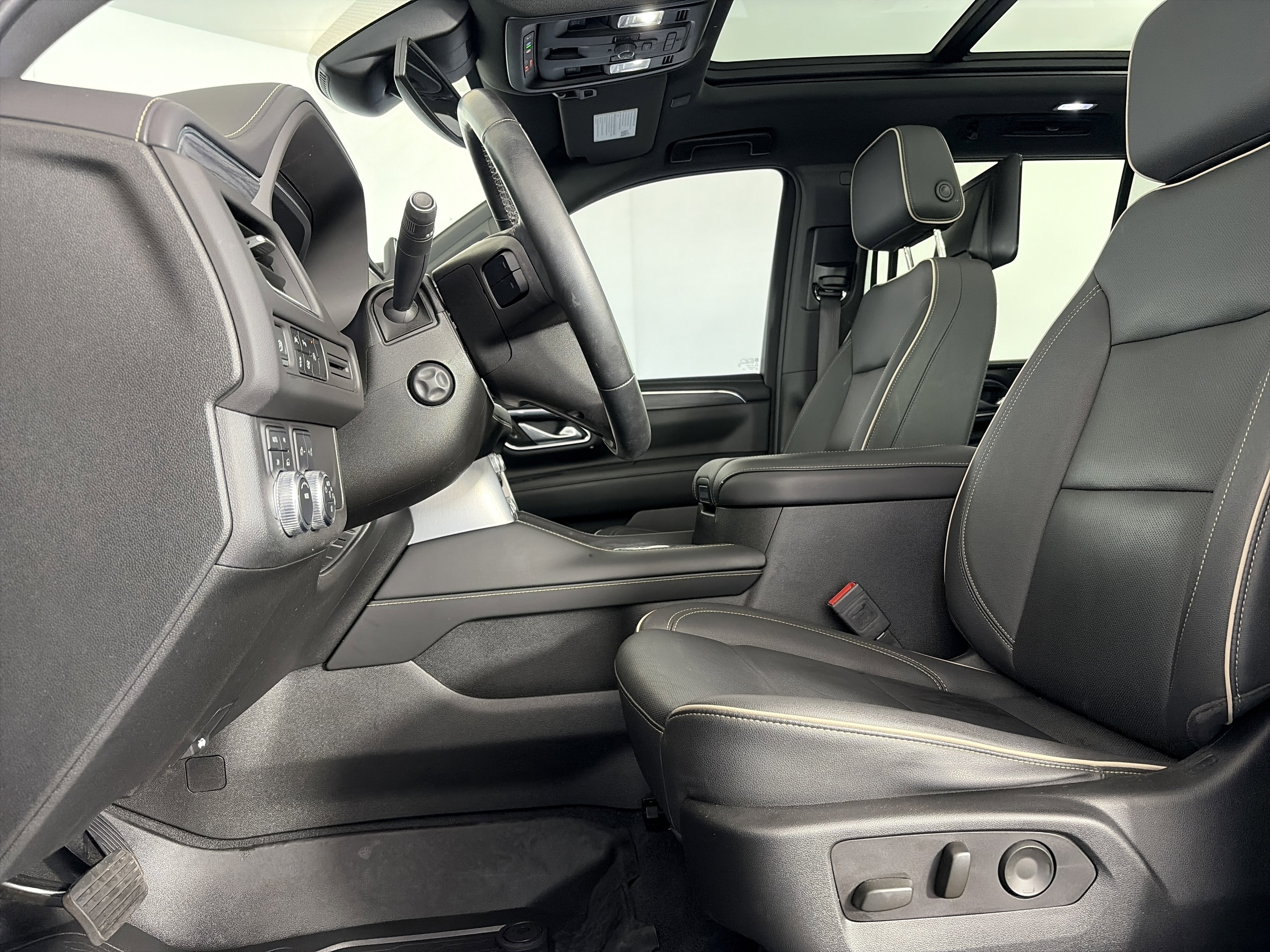 Used 2023 GMC Yukon SLT w/ SLT Premium Package AWD/4WD image 9