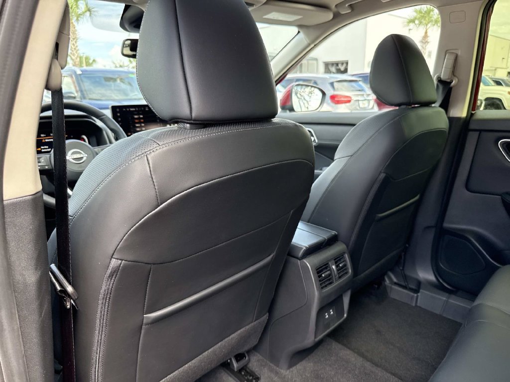 Used 2024 Nissan Rogue Platinum FWD image 13