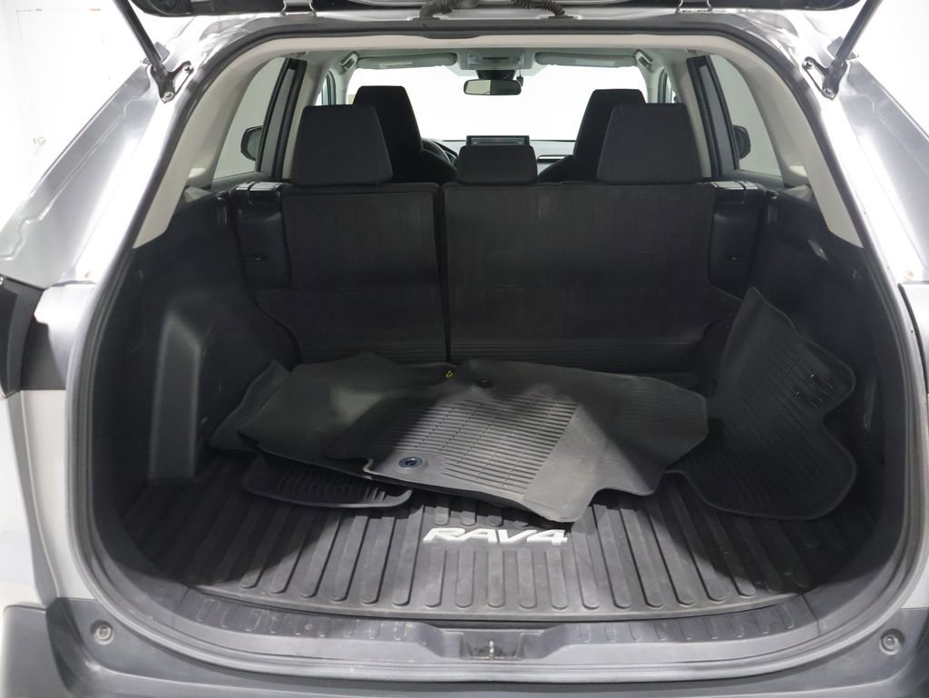 Used 2021 Toyota RAV4 LE AWD/4WD image 4