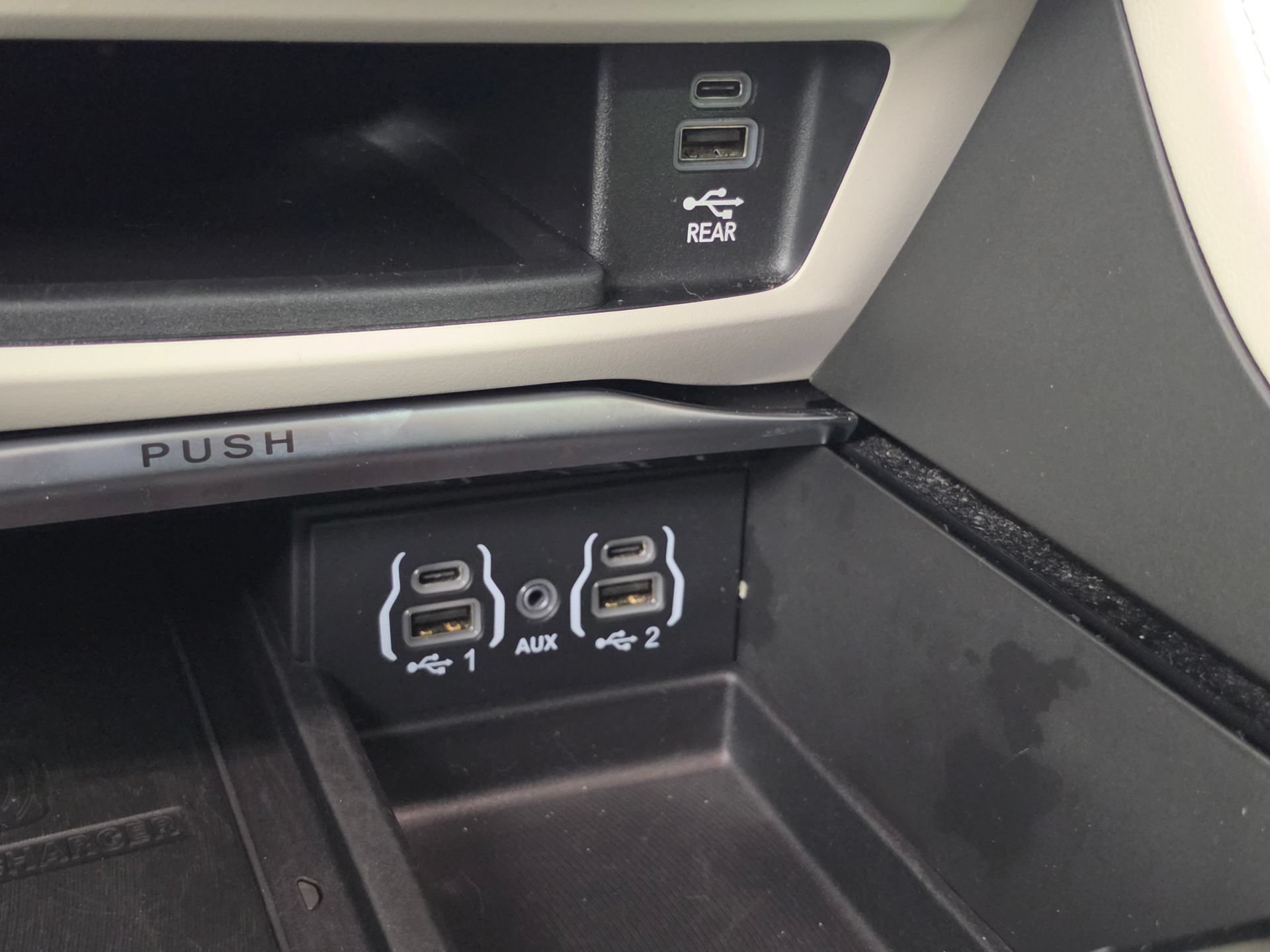 Used 2022 Chrysler Pacifica Limited w/ Uconnect Theater Family Group FWD image 32