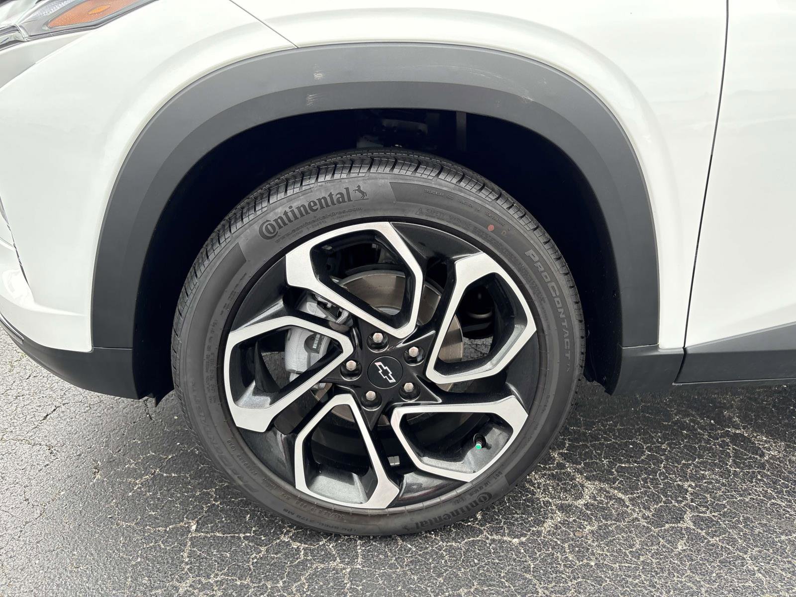 New 2025 Chevrolet Trax RS w/ Sunroof Package image 7