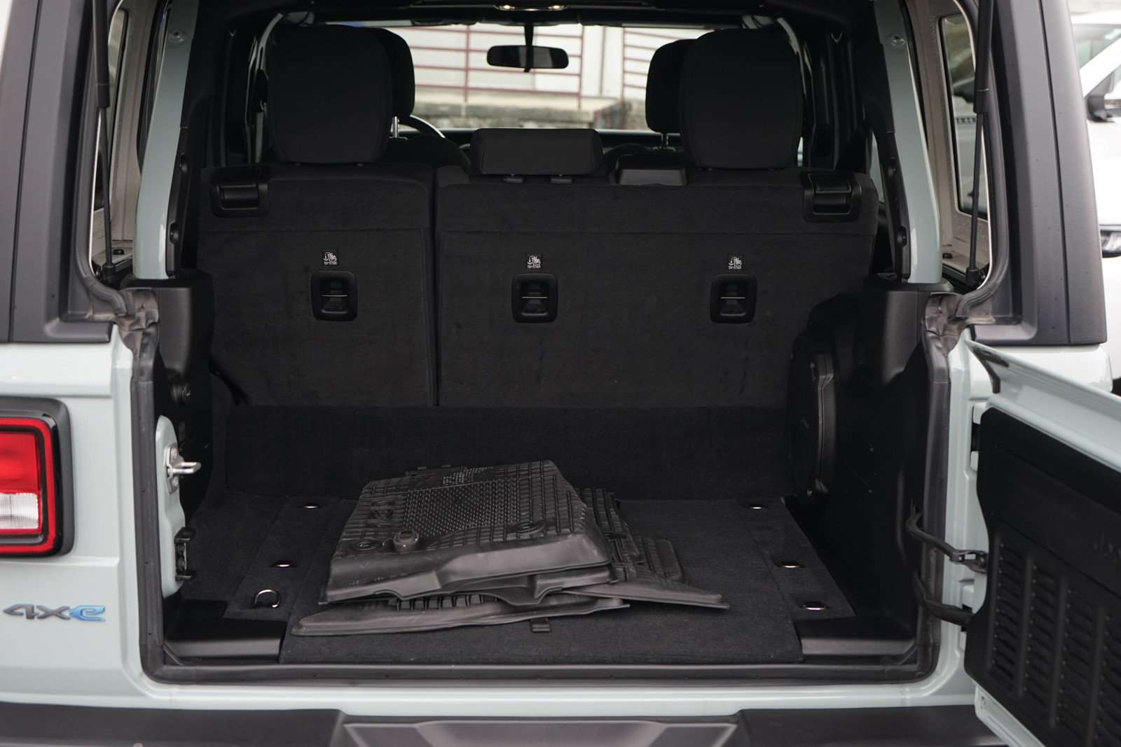 Used 2023 Jeep Wrangler Unlimited w/ Cold Weather Group image 9