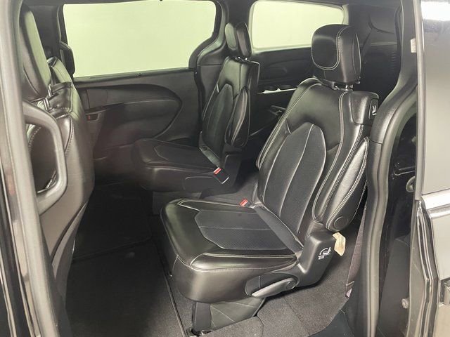 Used 2025 Chrysler Pacifica Select image 19