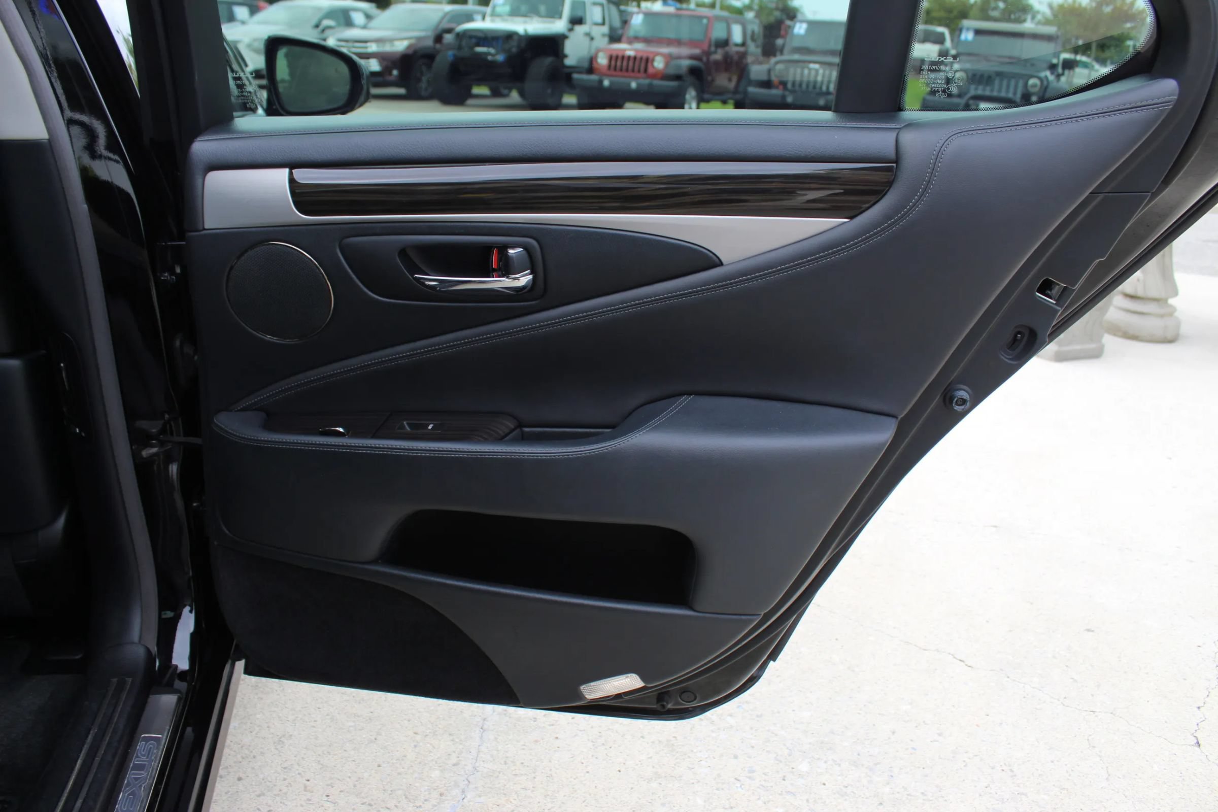 Used 2015 Lexus LS 460 AWD w/ Comfort Package image 25