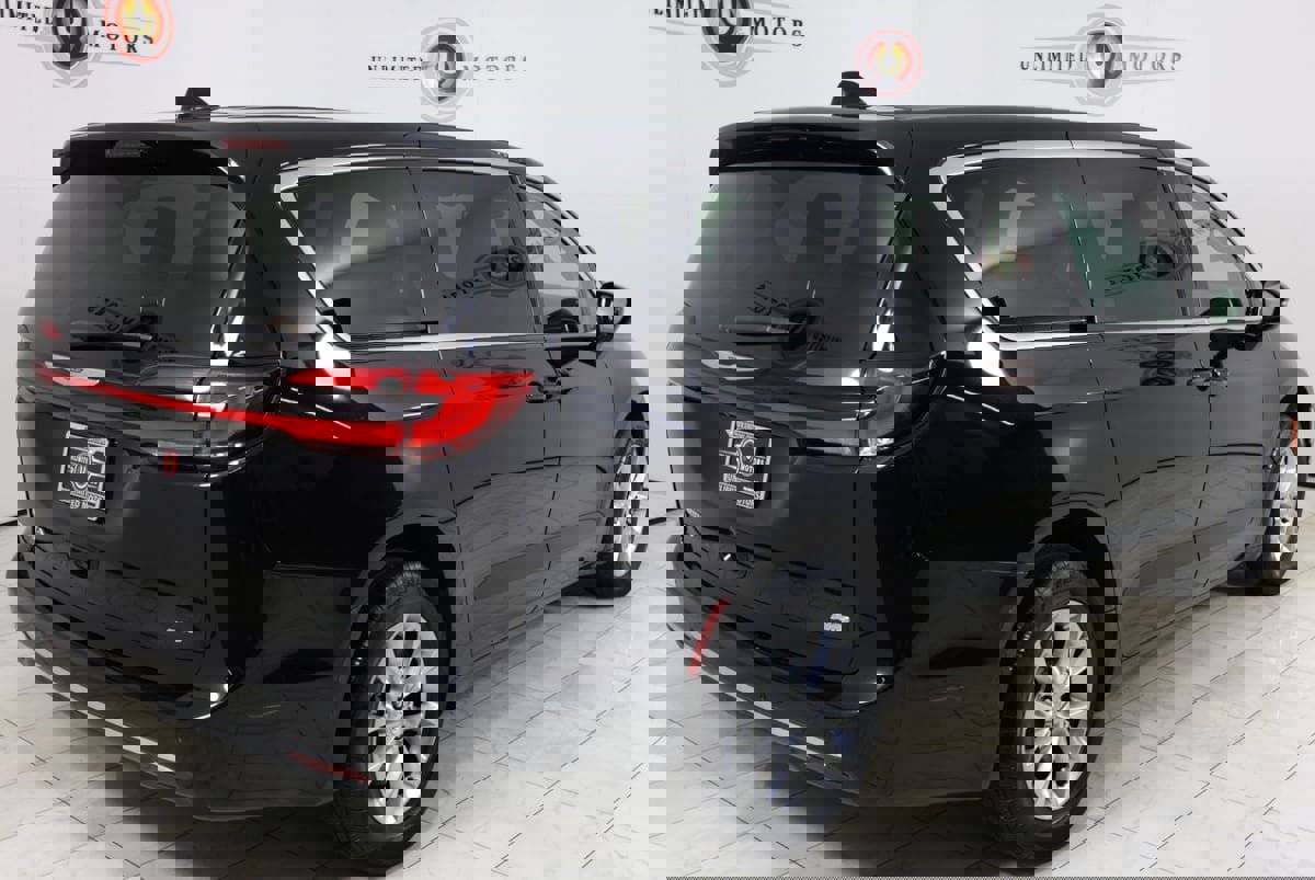 Used 2024 Chrysler Pacifica Touring-L image 3