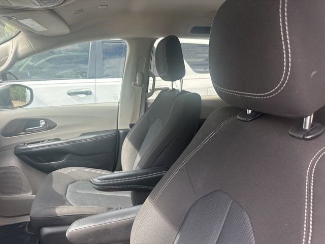Used 2023 Chrysler Voyager LX FWD image 3