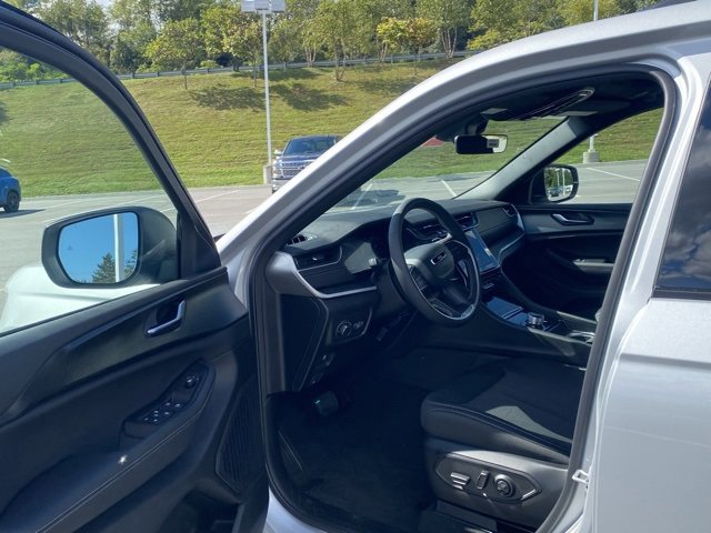 New 2025 Jeep Grand Cherokee 4WD image 14