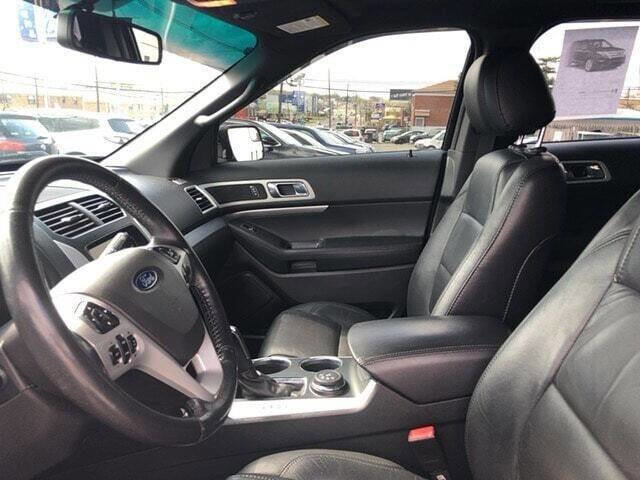 Used 2014 Ford Explorer XLT w/ Equipment Group 202A image 2