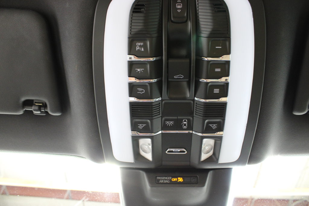 Used 2023 Porsche Macan AWD/4WD image 35