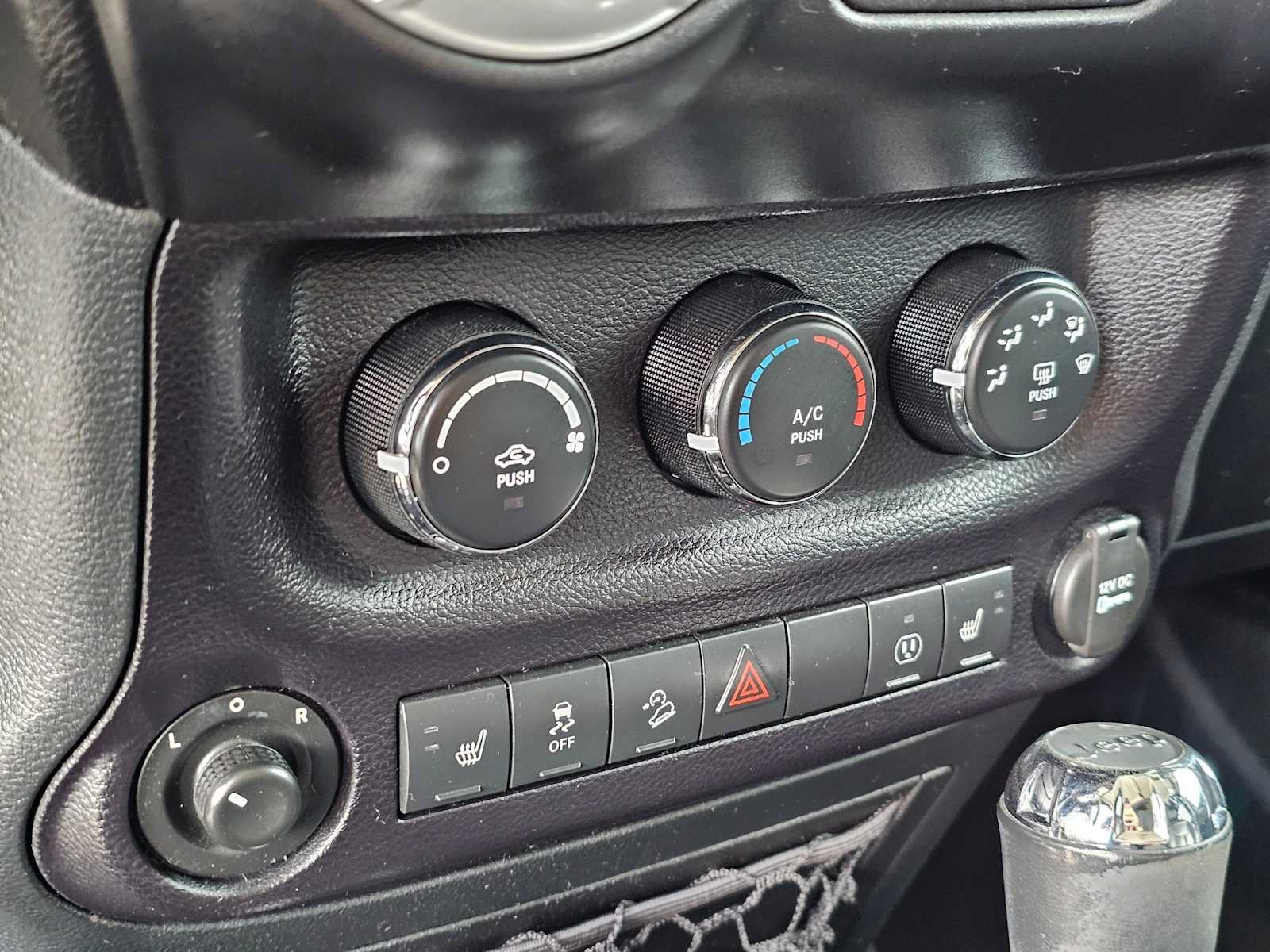 Used 2016 Jeep Wrangler Unlimited Sahara w/ Connectivity Group AWD/4WD image 29