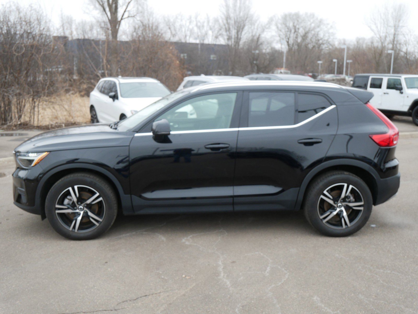 Used 2025 Volvo XC40 B5 Core image 4