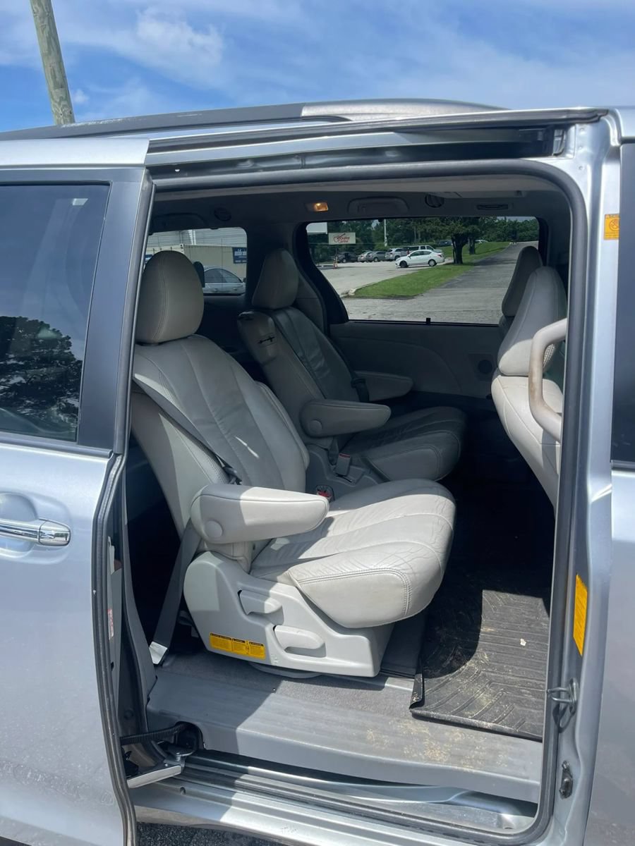 Used 2011 Toyota Sienna XLE w/ Premium Pkg FWD image 12