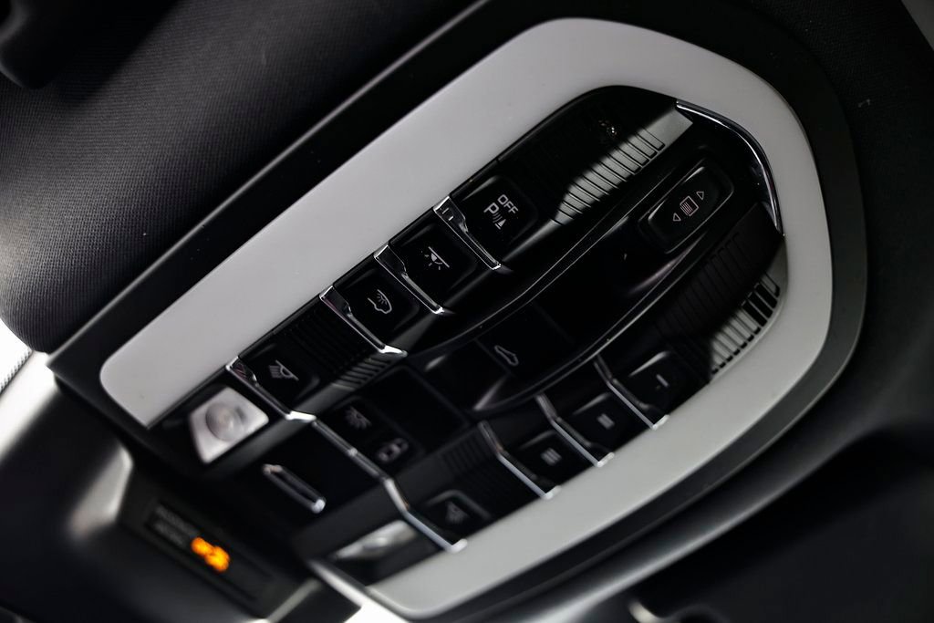 Used 2023 Porsche Macan Turbo image 43